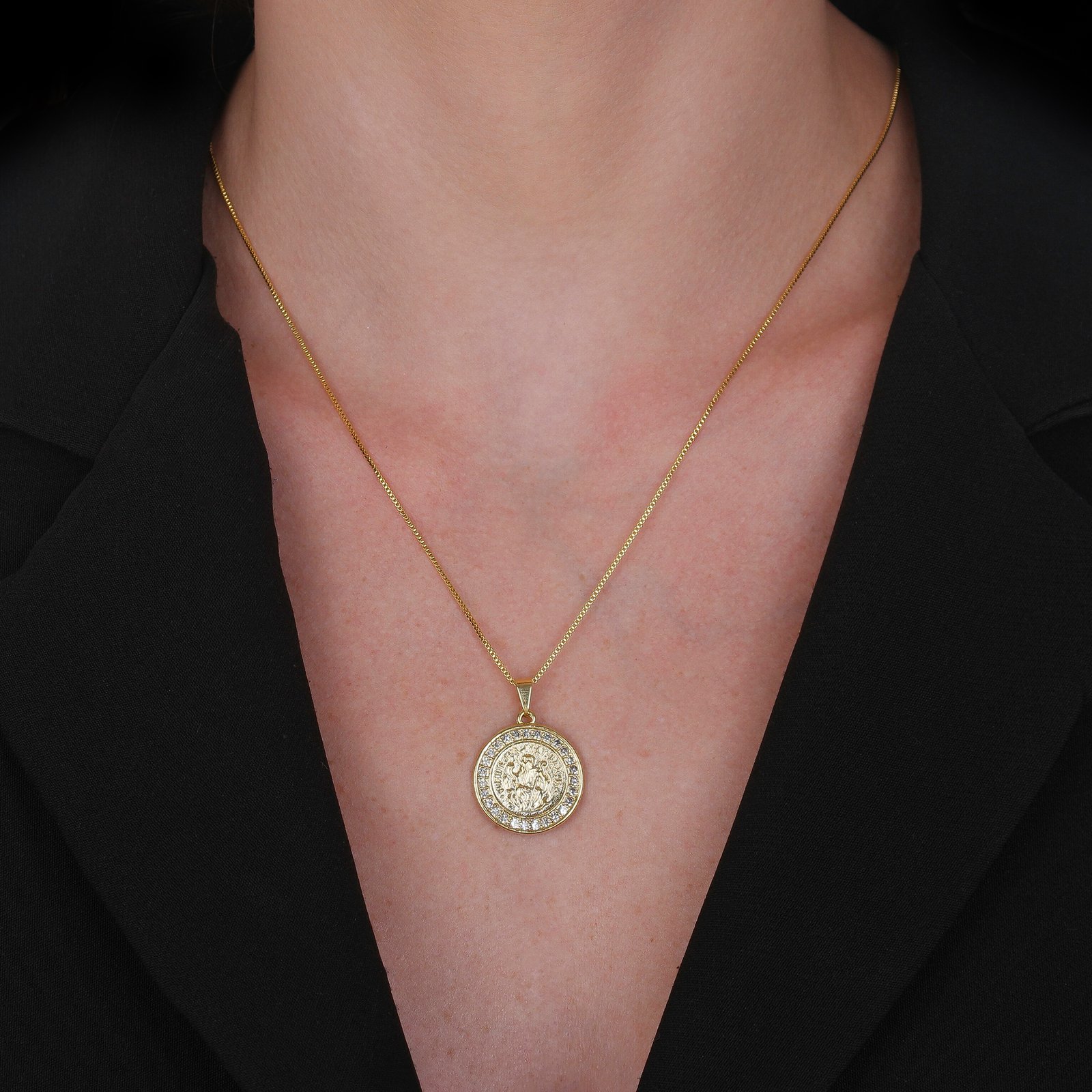 Colar Dourado Medalha São Miguel Arcanjo Cravejado de Zircônia